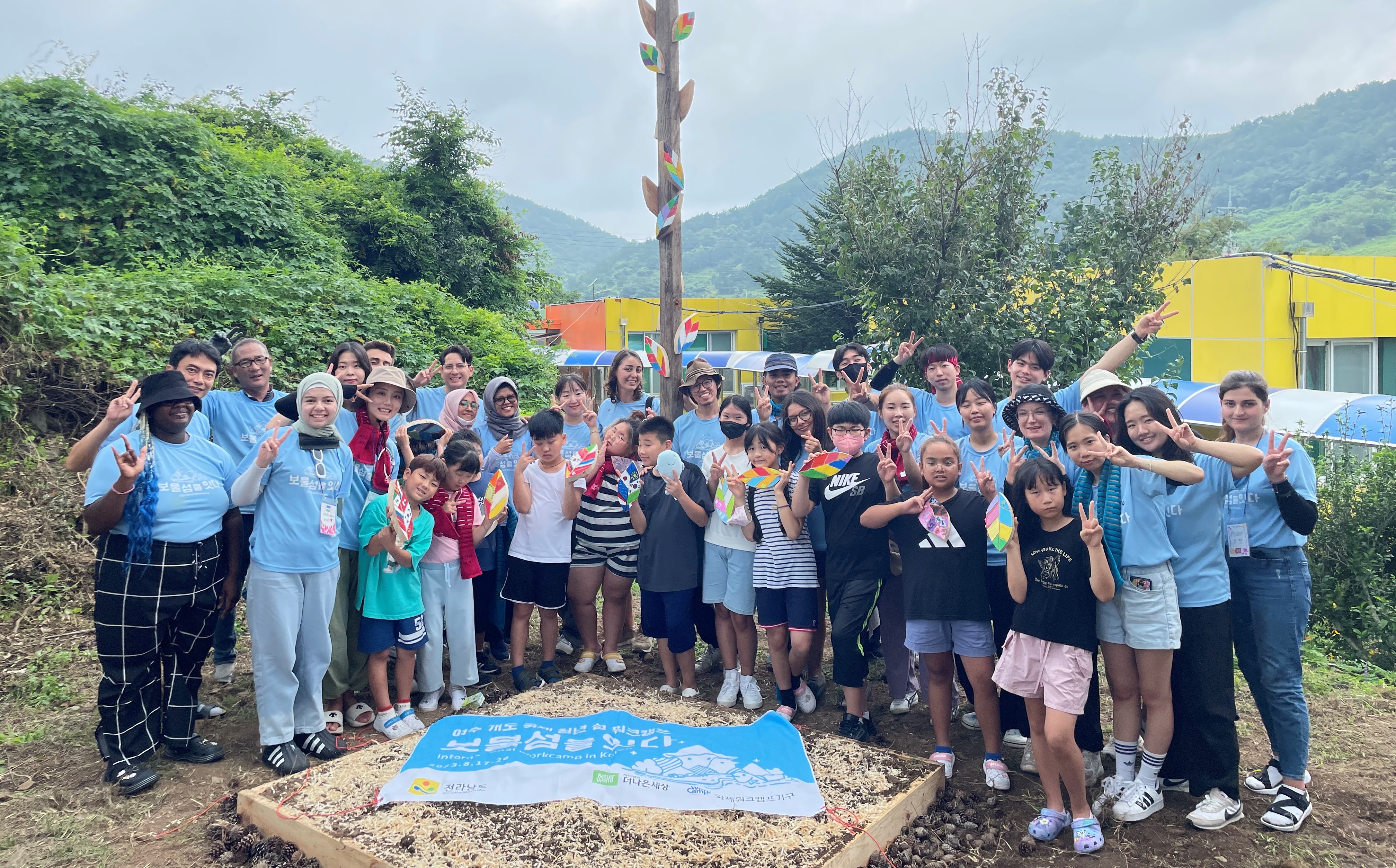 국제 청년 섬 워크캠프- 여수시 개도 화정초등학교 함께한 글로벌정원가꾸기.jpg